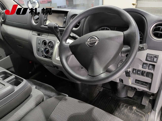 Nissan NV350 Caravan Van fotoğraf 4