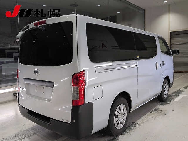 Nissan NV350 Caravan Van fotoğraf 2