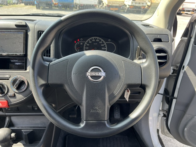 Nissan AD Van photo 6