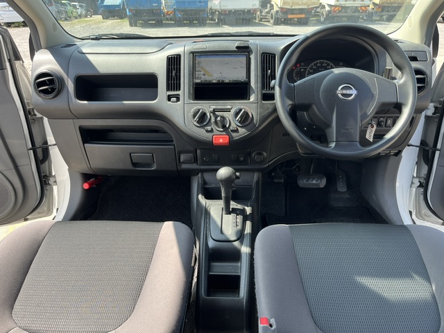 Nissan AD Van photo 13