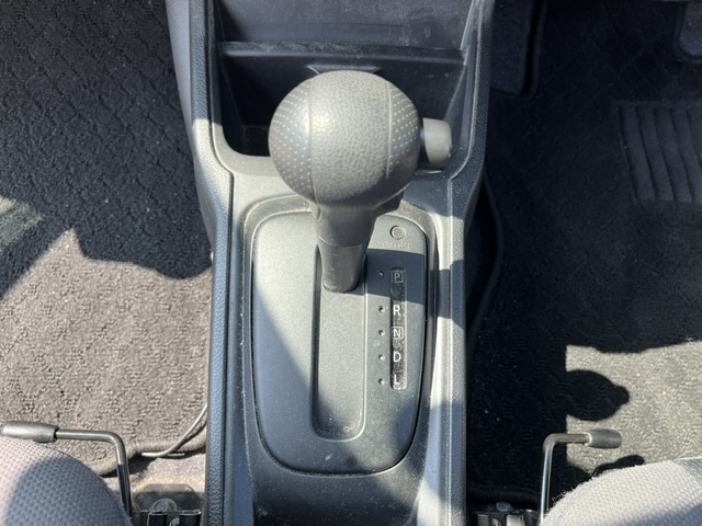 Nissan AD Van photo 9