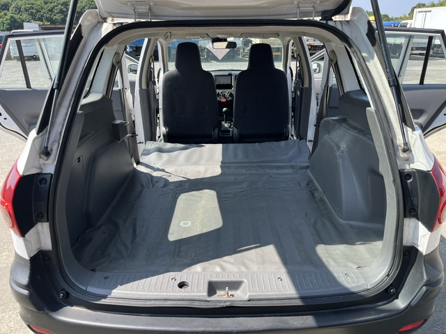 Nissan AD Van photo 16