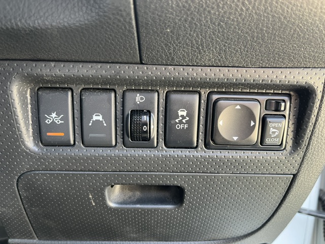 Nissan AD Van photo 10
