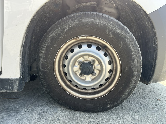 Nissan AD Van photo 20