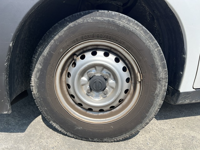 Nissan AD Van photo 21