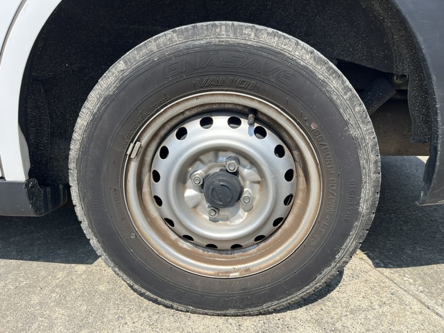 Nissan AD Van photo 22