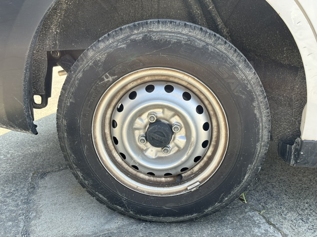 Nissan AD Van photo 23