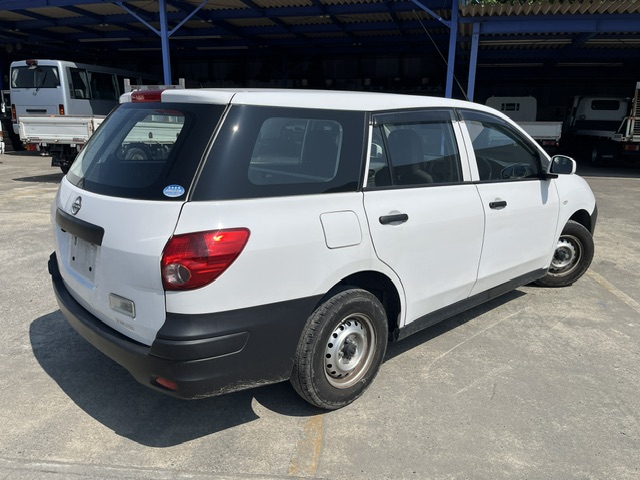 Nissan AD Van photo 2
