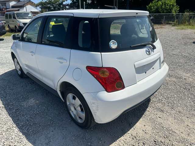 Toyota Ist photo 2
