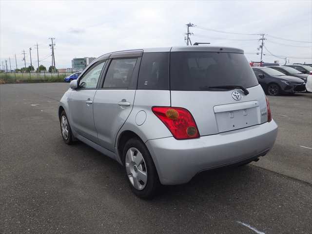Toyota Ist photo 2
