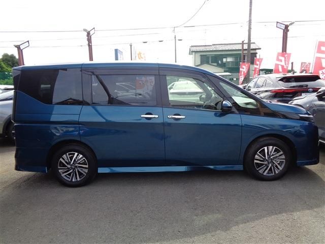 Nissan Serena fotoğraf 4