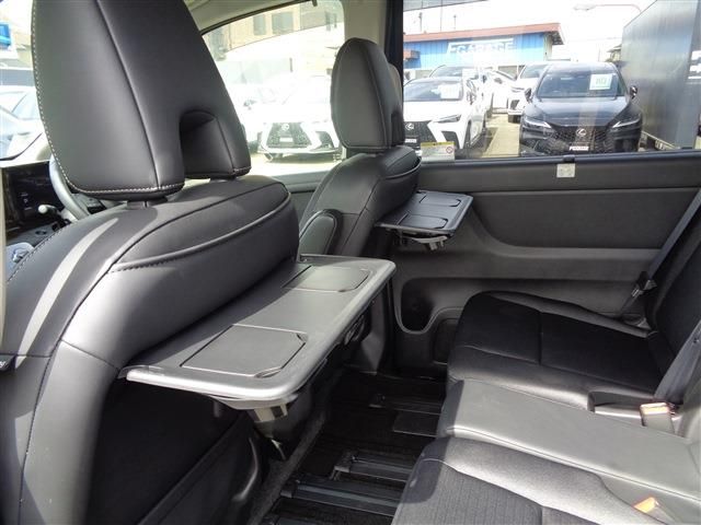 Nissan Serena fotoğraf 16