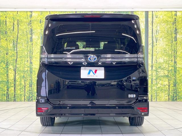 Toyota Voxy fotoğraf 16