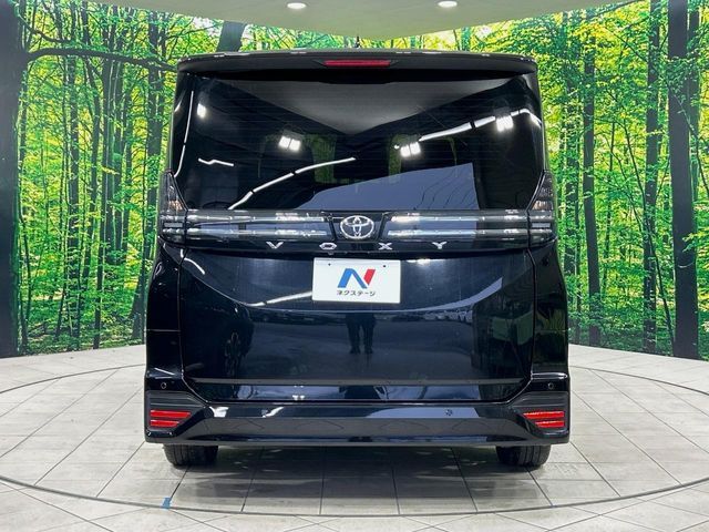 Toyota Voxy fotoğraf 16