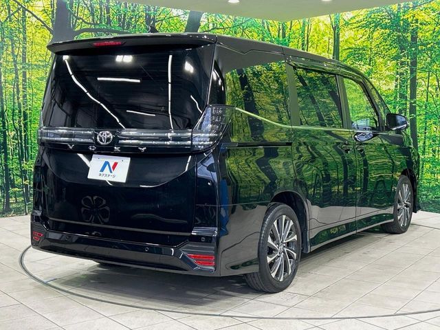 Toyota Voxy fotoğraf 18
